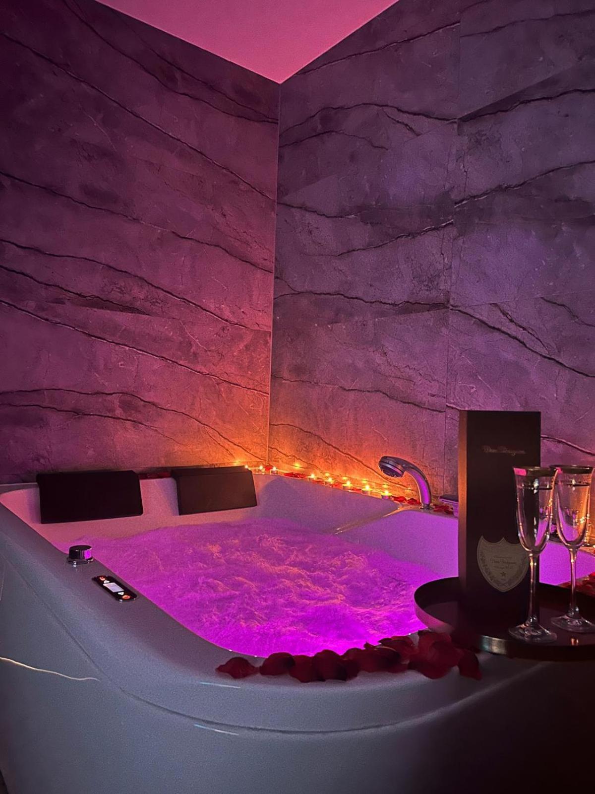 Apartament Z Jacuzzi Klimatyzacja Prywatny Parking Radom Buitenkant foto