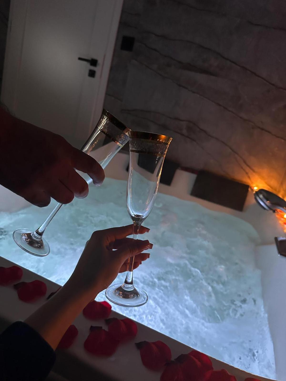 Apartament Z Jacuzzi Klimatyzacja Prywatny Parking Radom Buitenkant foto