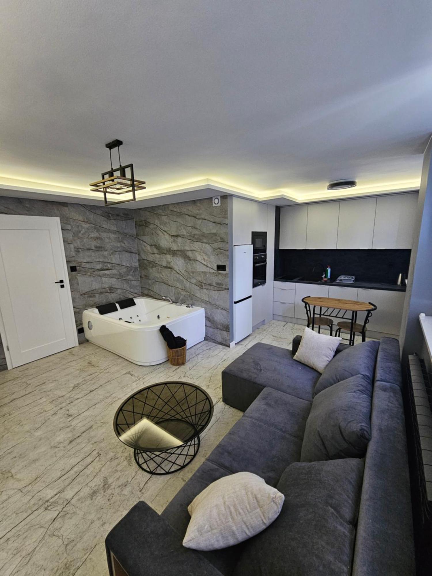Apartament Z Jacuzzi Klimatyzacja Prywatny Parking Radom Buitenkant foto