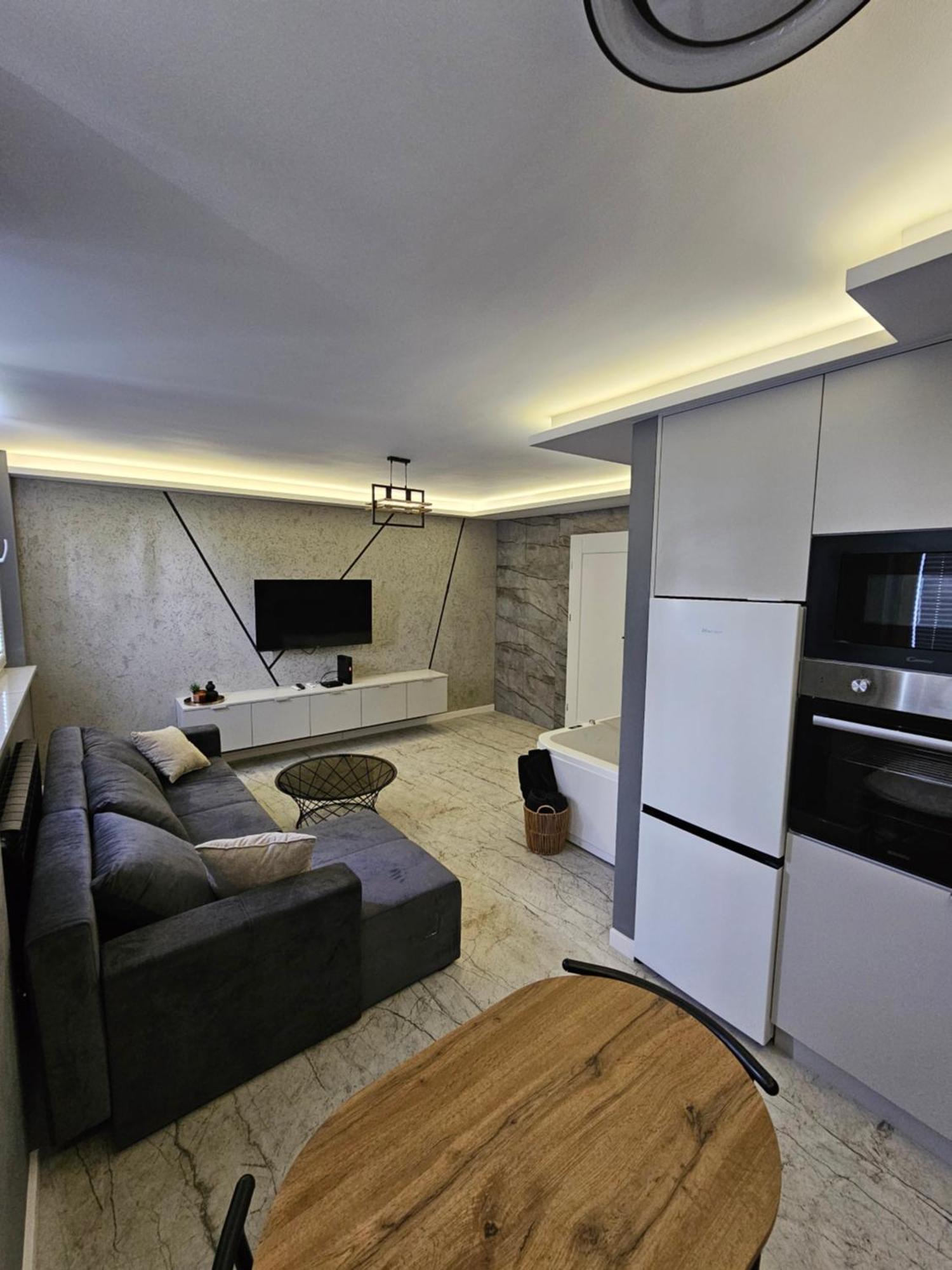 Apartament Z Jacuzzi Klimatyzacja Prywatny Parking Radom Buitenkant foto